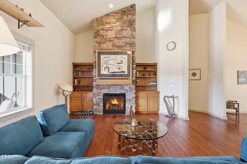 Living - 61172 Hilmer Creek Dr, Bend, OR 97702 photo 2 of 2