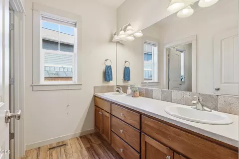 Bath - 61172 Hilmer Creek Dr, Bend, OR 97702 photo 3 of 5