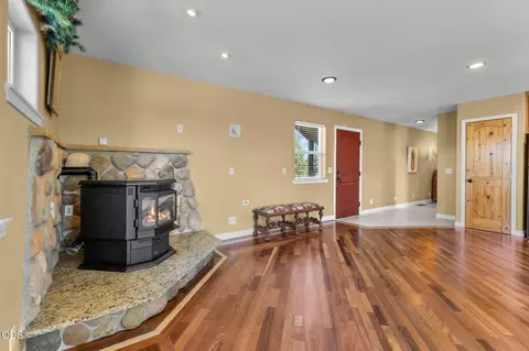 Living - 66967 Lance Rd, Bend, OR 97703 photo 2 of 6