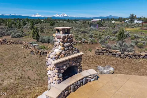 Exterior - 66967 Lance Rd, Bend, OR 97703 photo 10 of 11