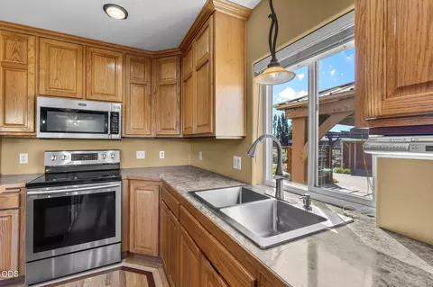 Kitchen - 66967 Lance Rd, Bend, OR 97703 photo 3 of 6