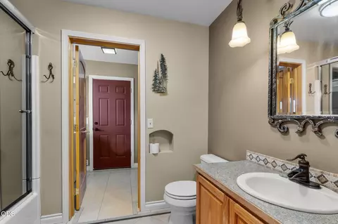 Bath - 66967 Lance Rd, Bend, OR 97703 photo 1 of 3