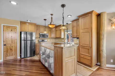Kitchen - 66967 Lance Rd, Bend, OR 97703 photo 5 of 6