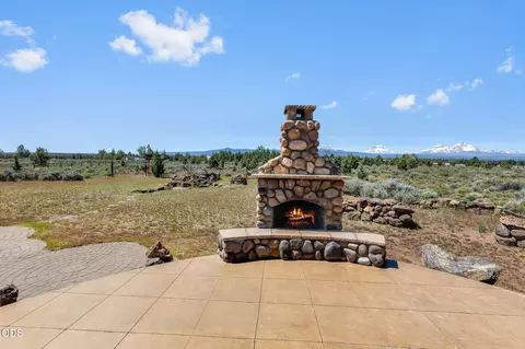 Exterior - 66967 Lance Rd, Bend, OR 97703 photo 4 of 11