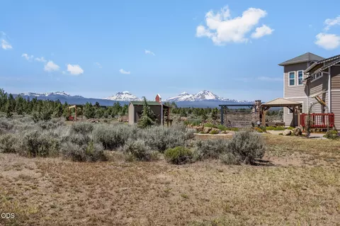 Exterior - 66967 Lance Rd, Bend, OR 97703 photo 6 of 11
