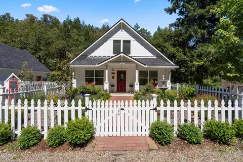 1120 S 3rd St, Jacksonville, OR 97530