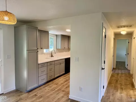 300 Shafer Ln #I-2, Jacksonville, OR 97530