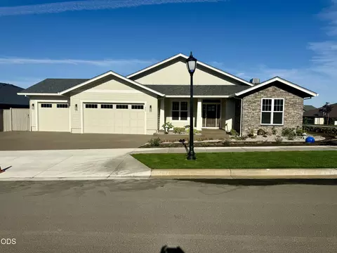 462 Autumn Hills Dr, Medford, OR 97504