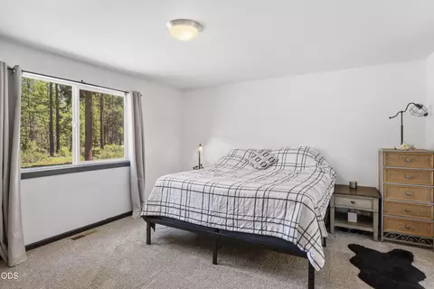 Bedroom - 53770 Boundary Rd, La Pine, OR 97739 photo 3 of 6