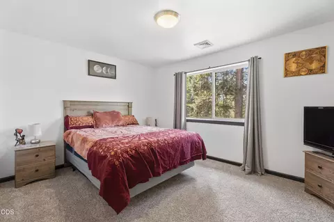 Bedroom - 53770 Boundary Rd, La Pine, OR 97739 photo 2 of 6