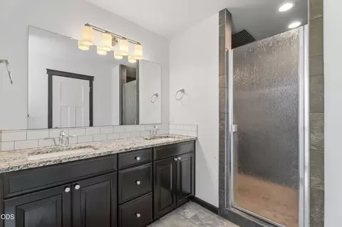 Bath - 53770 Boundary Rd, La Pine, OR 97739 photo 2 of 5