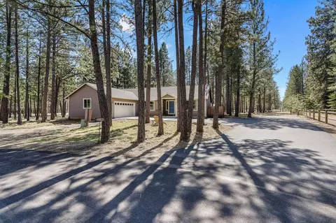 68821 Cache Ct, Sisters, OR 97759 photo 2