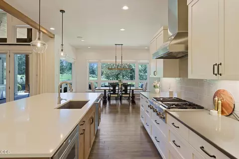 Kitchen - 60255 Sunset View Dr, Bend, OR 97702 photo 4 of 6