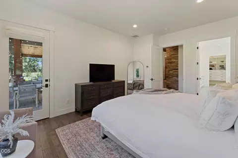 Bedroom - 60255 Sunset View Dr, Bend, OR 97702 photo 2 of 5
