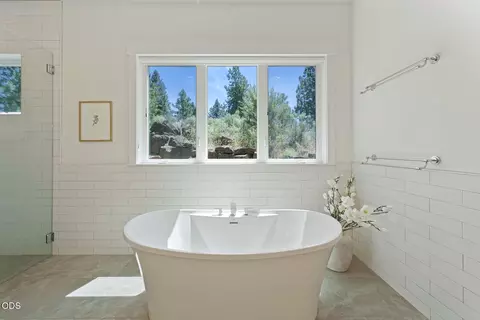 Bath - 60255 Sunset View Dr, Bend, OR 97702 photo 3 of 9