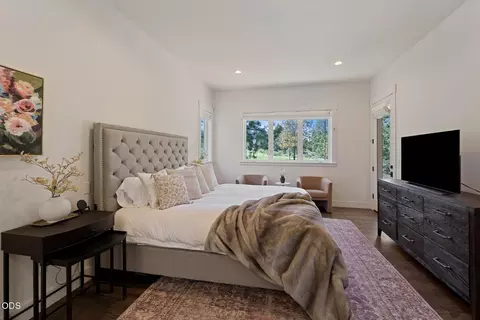 Bedroom - 60255 Sunset View Dr, Bend, OR 97702 photo 1 of 5