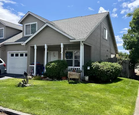 1902 Pebble Way, Medford, OR 97504