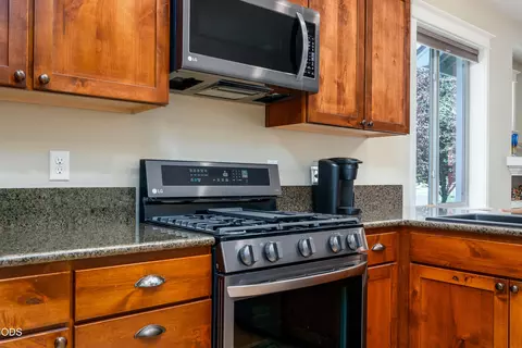Kitchen - 20768 NE Horizon Ridge Pl, Bend, OR 97701 photo 3 of 4