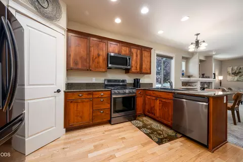 Kitchen - 20768 NE Horizon Ridge Pl, Bend, OR 97701 photo 2 of 4