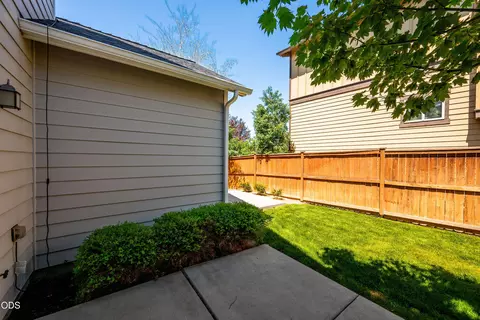 Exterior - 20768 NE Horizon Ridge Pl, Bend, OR 97701 photo 11 of 13