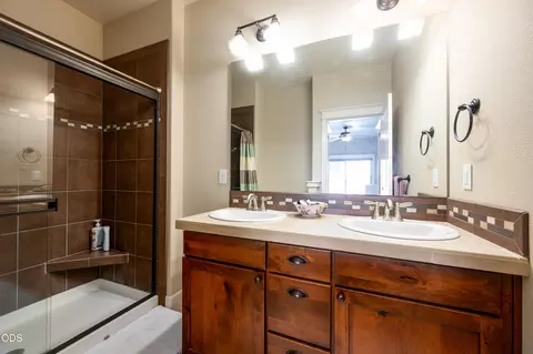 Bath - 20768 NE Horizon Ridge Pl, Bend, OR 97701 photo 2 of 4