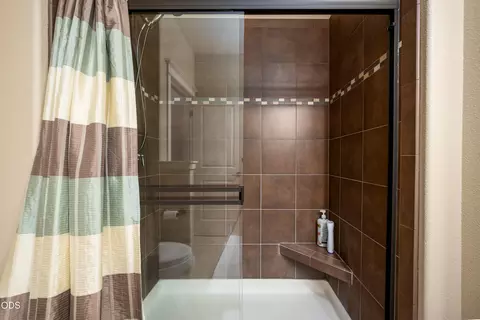 Bath - 20768 NE Horizon Ridge Pl, Bend, OR 97701 photo 3 of 4