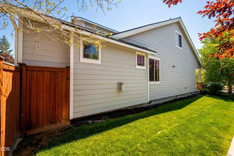 Exterior - 20768 NE Horizon Ridge Pl, Bend, OR 97701 photo 6 of 13
