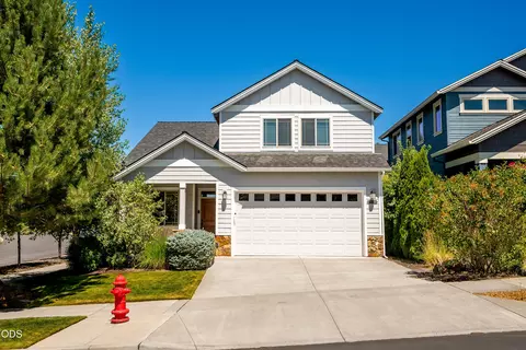 Exterior - 20768 NE Horizon Ridge Pl, Bend, OR 97701 photo 4 of 13