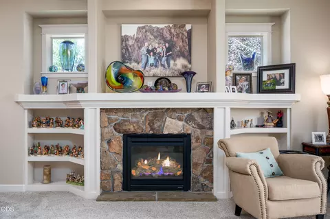 Living - 20768 NE Horizon Ridge Pl, Bend, OR 97701 photo 3 of 4