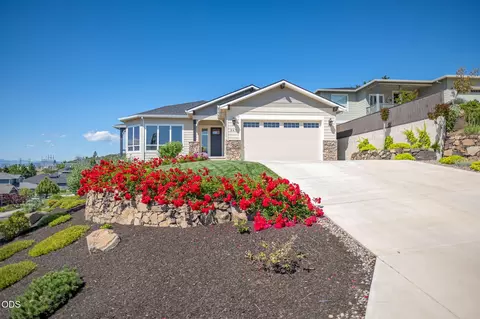 547 W La Strada Cir, Medford, OR 97504