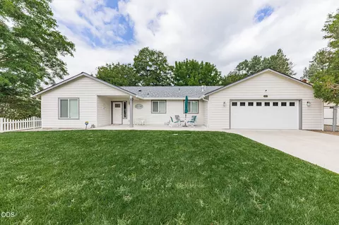 403 Berglund St, Rogue River, OR 97537