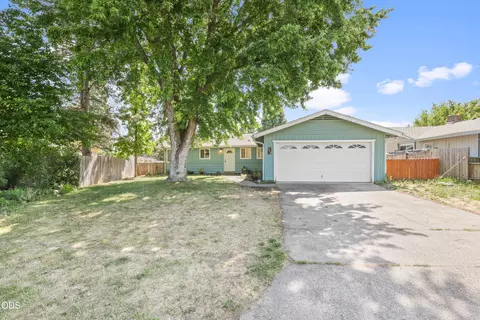 209 Coral Cir, Phoenix, OR 97535