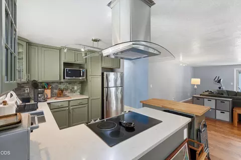 Kitchen - 60282 Pawnee Ln, Bend, OR 97702 photo 4 of 6