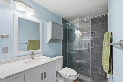 Bath - 60282 Pawnee Ln, Bend, OR 97702 photo 2 of 2