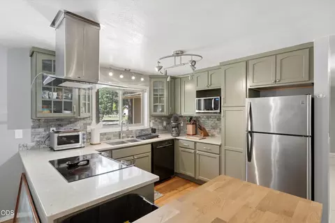 Kitchen - 60282 Pawnee Ln, Bend, OR 97702 photo 2 of 6