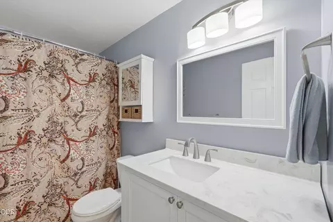 Bath - 60282 Pawnee Ln, Bend, OR 97702 photo 1 of 2