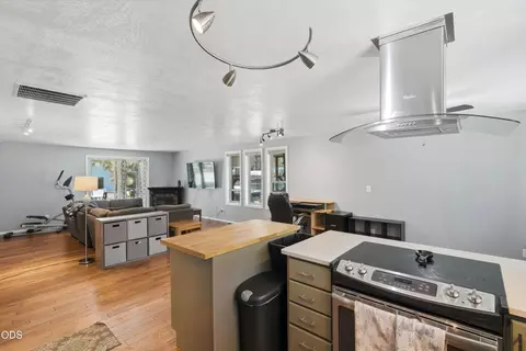 Kitchen - 60282 Pawnee Ln, Bend, OR 97702 photo 5 of 6