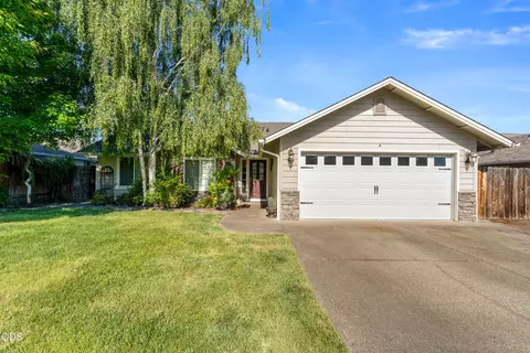 1662 Nunnwood Ln, Grants Pass, OR 97527