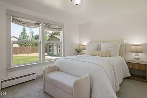 Bedroom - 21360 Keyte Rd, Bend, OR 97701 photo 1 of 3