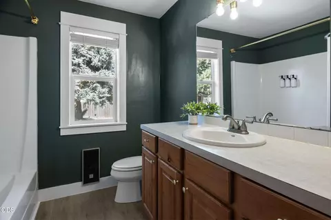 Bath - 21360 Keyte Rd, Bend, OR 97701 photo 2 of 2