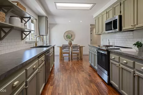 Kitchen - 21360 Keyte Rd, Bend, OR 97701 photo 1 of 2