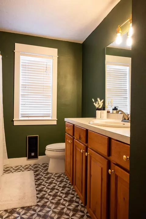 Bath - 21360 Keyte Rd, Bend, OR 97701 photo 1 of 1