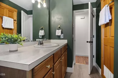 Bath - 21360 Keyte Rd, Bend, OR 97701 photo 1 of 2