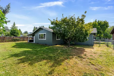 1120 SW Cottonwood St, Grants Pass, OR 97526