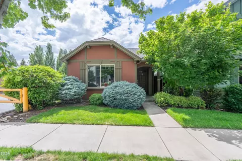 417 NW 27th St, Redmond, OR 97756