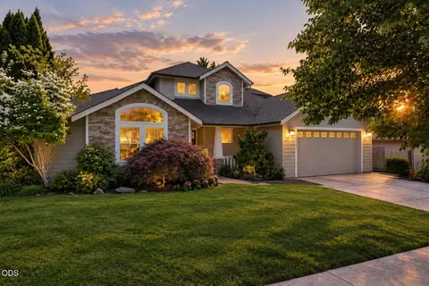 3880 Crystal Springs Dr, Medford, OR 97504