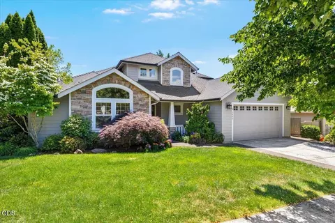 3880 Crystal Springs Dr, Medford, OR 97504
