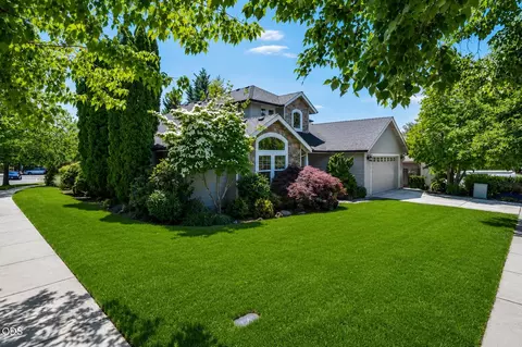 3880 Crystal Springs Dr, Medford, OR 97504