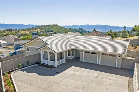 5615 Autumn Park Dr, Medford, OR 97504
