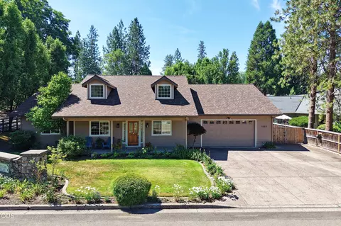 1025 Anglers Pl, Shady Cove, OR 97539